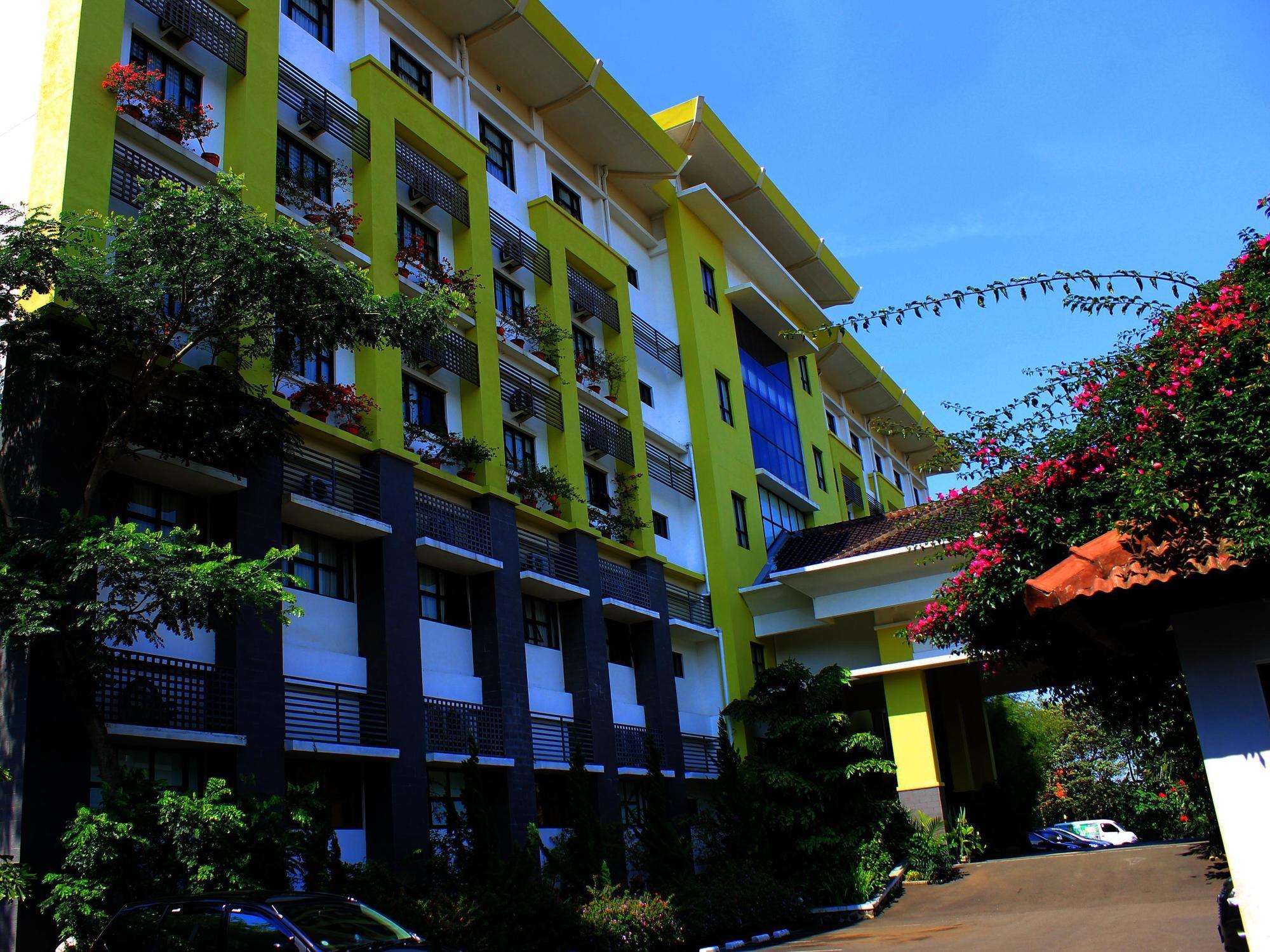 Capital O 1010 Isola Resort Bandung Eksteriør billede